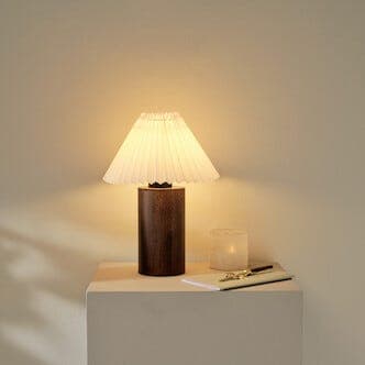 Bordlampe i tre med plissert lampeskjerm Northlight